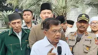 Ketua Umum Pimpinan Pusat Dewan Masjid Indonesia (DMI) Jusuf Kalla menganjurkan jemaah yang hendak menunaikan salat di masjid membawa sajadah. (Liputan6/Adi Anugrahadi)