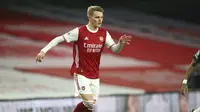 Martin Odegaard ikut berkontribusi membawa Arsenal meraih kemenangan atas Leeds United, pada laga pekan ke-24 Premier League di Stadion Emirates, Minggu (14/2/2021) malam WIB. (Julian Finney/Pool via AP)