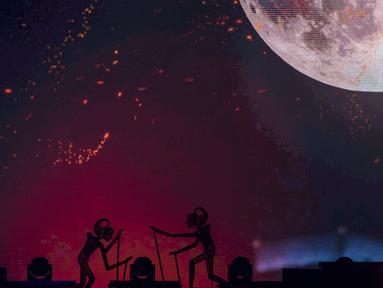 Penampilan wayang saat melakukan simbolisasi mematikan api abadi pada upacara penutupan Asian Para Games di Stadion Madya Senayan, Jakarta, Sabtu (13/10).(Bola.com/Vitalis Yogi Trisna)