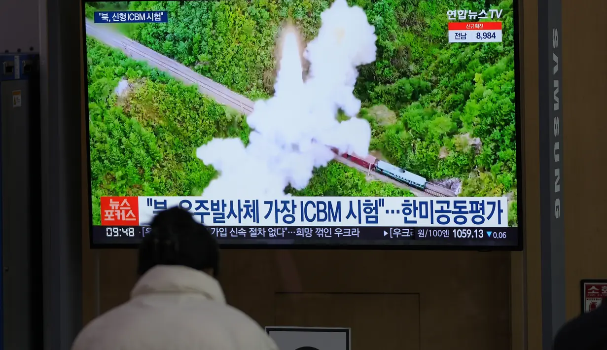 dengan rekaman file di stasiun kereta api di Seoul, Korea Selatan, Jumat (11/3/2022).  Kim Jong Un memerintahkan para pejabatnya untuk memperluas fasilitas peluncuran satelit untuk menembak. (AP Photo/Lee Jin-man)