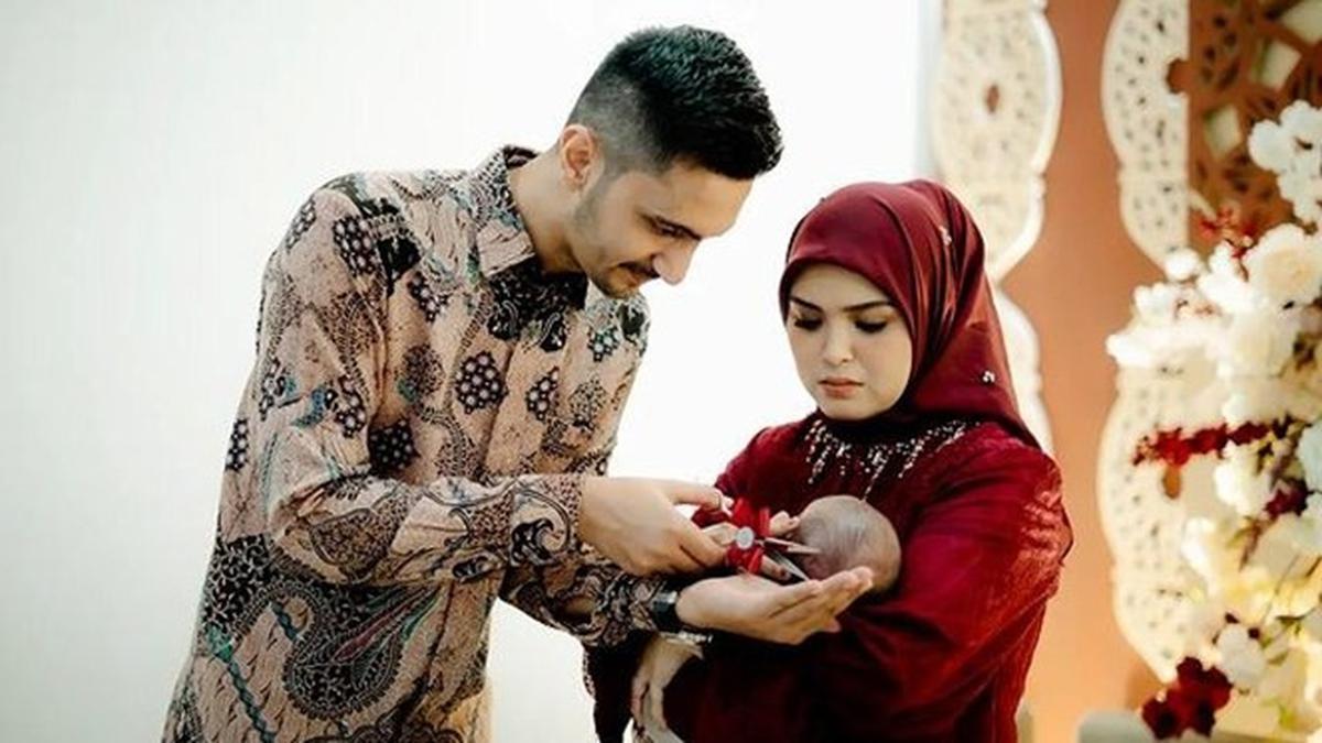 6 Momen Aqiqah Baby Omar Anak Kedua Vebby Palwinta dan Razi Bawazier ...
