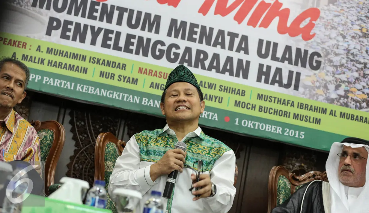 Ketua PKB, Muhaimin Iskandar (tengah) memberikan keterangan saat diskusi Tragedi Mina di Jakarta, Kamis (1/10/2015). Diskusi membahas situasi jamaah haji Indonesia paska tragedi Mina. (Liputan6.com/Faizal Fanani)