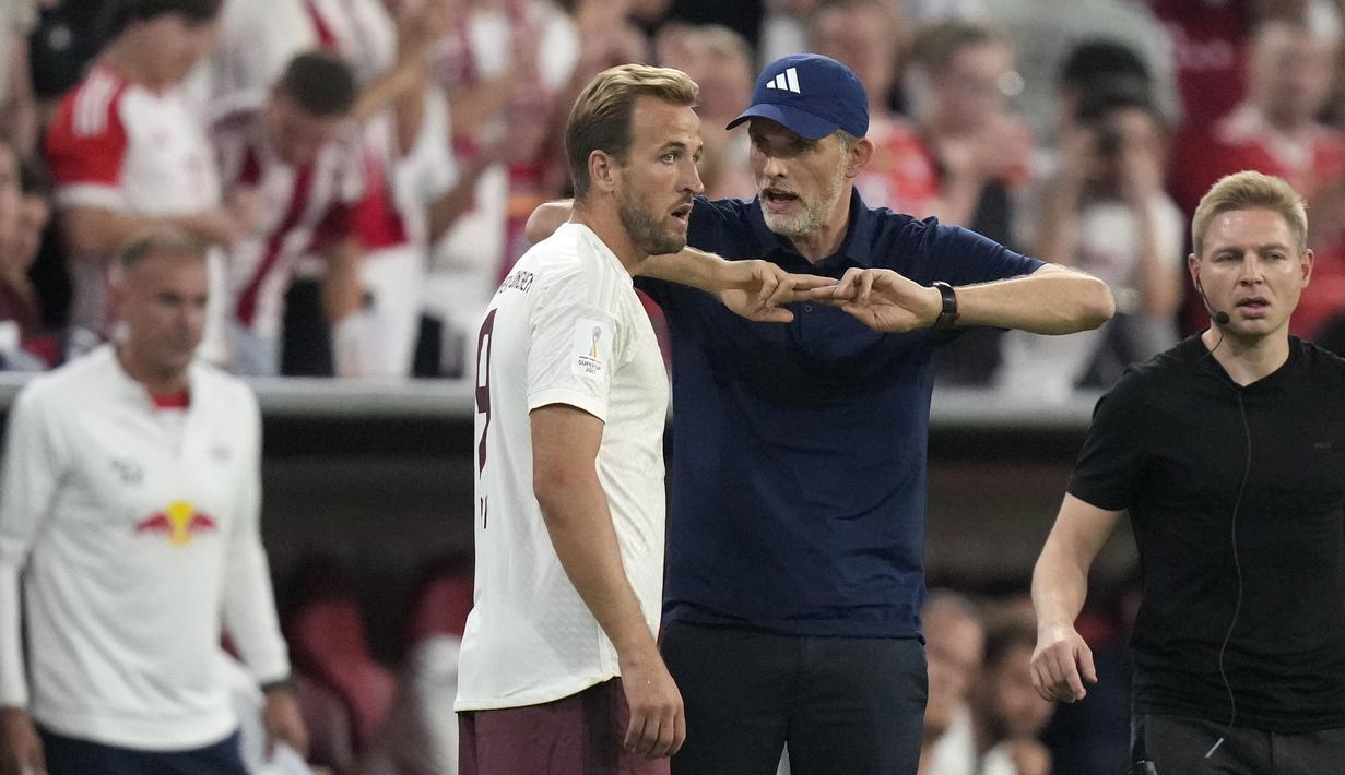 Pelatih Bayern Munchen, Thomas Tuchel (kanan) memberikan arahan kepada pemainnya, Harry Kane saat masuk mengganrikan Mathys Tel pada laga Piala Super Jerman 2023 melawan RB Leipzig di Allianz Arena, Munchen, Jerman, Minggu (13/08/2023) dini hari WIB. (AP Photo/Matthias Schrader)