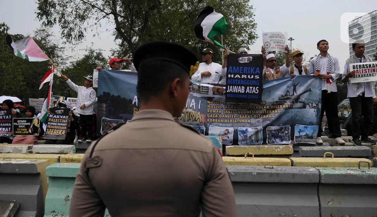 Massa mulai membubarkan diri pukul 11.45 WIB. Arus lalu lintas yang sempat tersendat di kawasan itu terlihat kembali lancar. (merdeka.com/Imam Buhori)