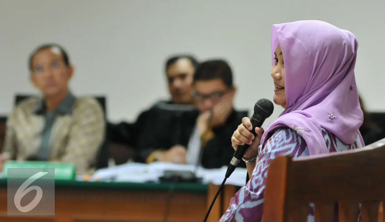Bendahara pengeluaran Kementerian Agama Wardasari Gandi bersaksi dalam sidang Suryadharma Ali di Pengadilan Tipikor, Jakarta, Rabu (30/09/2015). (Liputan6.com/Andrian M Tunay)