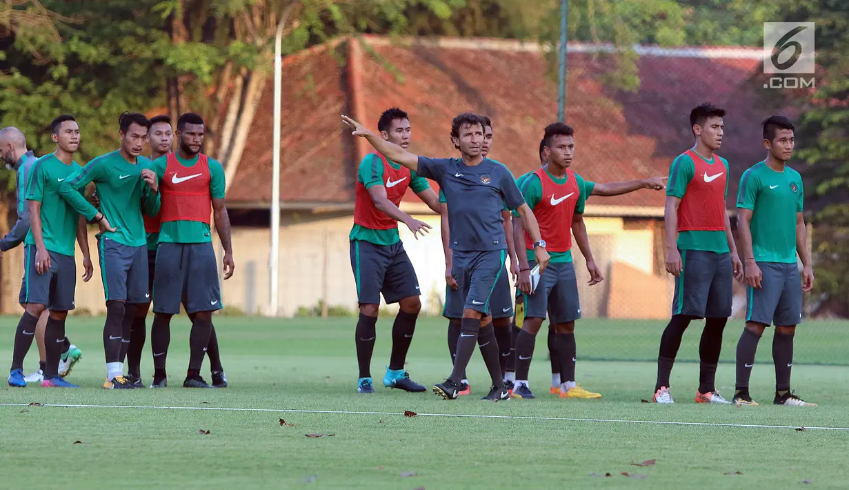 Pelatih Timnas Indonesia U-22, Luis Milla (tengah) saat memimpin latihan di lapangan SPH Karawaci, Banten, Senin (7/8). Latihan ini persiapan laga di SEA Games 2017 Kuala Lumpur. (Liputan6.com/Helmi Fithriansyah)