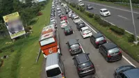 Libur Paskah, Ribuan Kendaraan Padati Bandung. (Liputan6.com/Huyogo Simbolon)