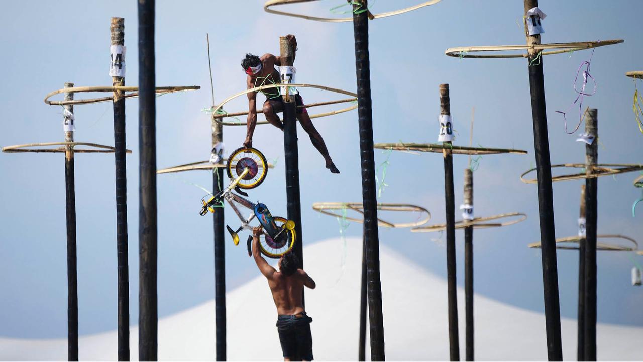 FOTO: Serunya Panjat Pinang di Ancol, 400 Peserta Rebut Hadiah Kemerdekaan