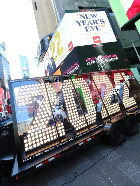 Tanda angka 2022 tiba di Times Square, New York, Senin (20/12/2021). Rencana perayaan tahun baru di Times Square New York terancam batal menyusul merebaknya varian Omicron pada pandemi Covid-19 akhir tahun ini. (ROB KIM/Getty Images via AFP)