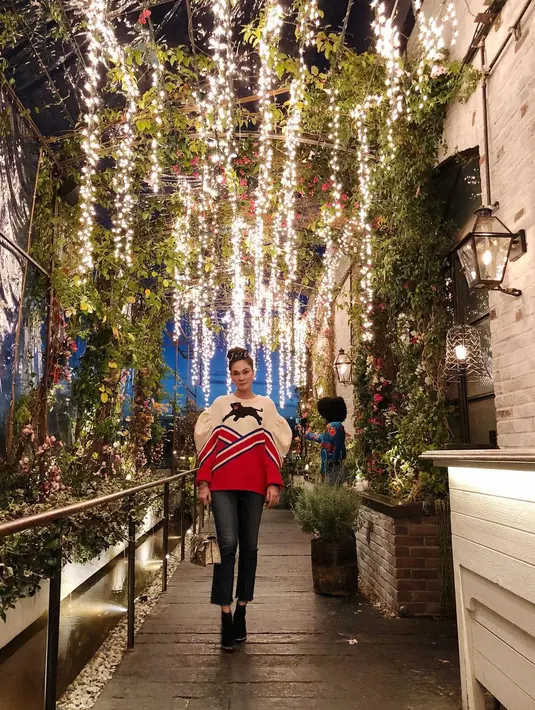 Di kegiatan sehari-harinya, Luna memang sering banget berpenampilan kasual. Namun tetap  saja kesan glamor selalu hadir di setiap penampilannya. (Instagram/lunamaya)