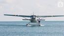 Sebuah pesawat apung mendarat di Pulau Gili Iyang, Sumenep, Madura, Senin (26/04/2021). Badan Penelitian dan Pengembangan Perhubungan (Balitbanghub) mengadakan uji operasional seaplane atau pesawat apung dengan rute Bali menuju Gili Iyang. (Liputan6.com/HO/Balitbanghub)