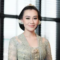 Memiliki keturunan ningrat dari mendiang ayahnya, Aaliyah Massaid sukses tampil ayu bagai putri Keraton saat menjalani prosesi dulangan jelang menikah dengan Thariq Halilintar. Berikut potretnya!