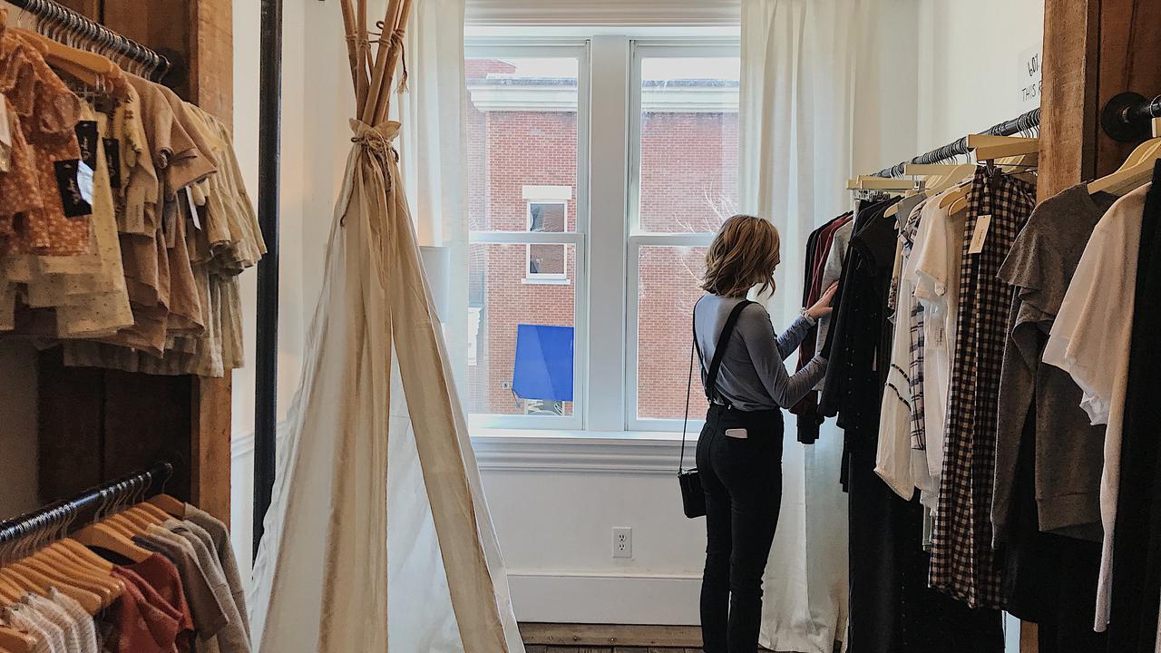 Ilustrasi mimpi, membeli baju