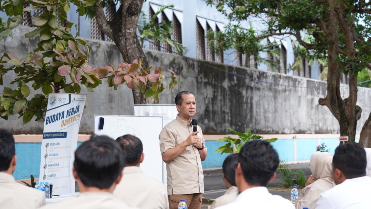 Menteri Transmigrasi, Iftitah Sulaiman Suryanagara.