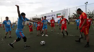 Warga Irak yang kehilangan sebagian anggota tubuhnya bermain sepak bola di Arbil, Irak utara (7/5). Mereka kehilangan sebagian anggota tubuhnya akibat peperangan antara pasukan pemerintah dan ISIS. (AFP/Safin Hamed)