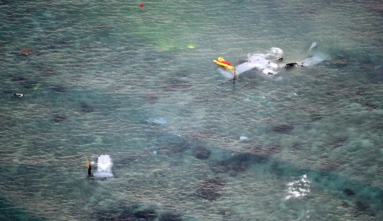 Kondisi pesawat Korps Marinir AS MV-22 Osprey usai jatuh di lepas pantai Nago, Okinawa, Jepang, (14/12). Pesawat yang mengangkut lima awak tersebut dilaporkan jatuh pada Selasa (13/12), sekitar 9 kilometer dari lepas pantai Okinawa. (Reuters/Kyodo)