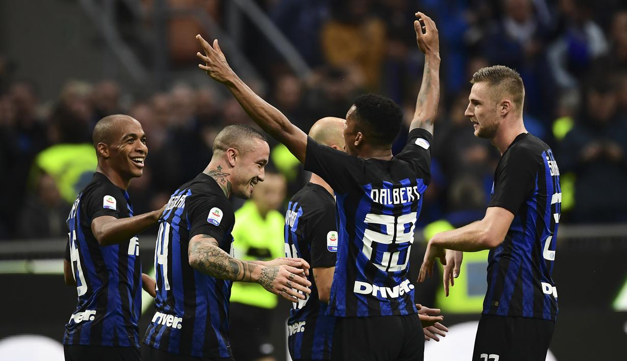 Para pemain Inter Milan merayakan gol yang dicetak Radja Nainggolan ke gawang Genoa pada laga Serie A Italia di Stadion San Siro, Milan, Sabtu (3/11). Inter menang 5-0 atas Cagliari. (AFP/Miguel Medina)