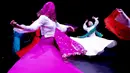 Kelompok seni Khishtan menampilkan tarian Sama atau tarian Sufi di aula teater, Teheran, Iran, 15 Oktober 2021. Sama adalah bentuk ibadah yang populer dalam tasawuf. (AP Photo/Ebrahim Noroozi)