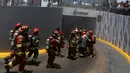 Petugas pemadam berusaha memadamkan  kebakaran yang melanda Mal Larcomar di pusat Ibu Kota Peru, Lima, Rabu (16/11). Petugas pemadam mengatakan api mulai muncul di bioskop pada salah satu lantai terendah mal. (REUTERS/Guadalupe Pardo)