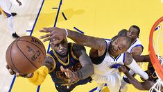 Duel andalan Cleveland Cavaliers yaitu LeBron James (kiri) dengan Marreese Speights dari Golden State Warriors Marreese Speights. (AP/Kyle Terada USA TODAY Sports)