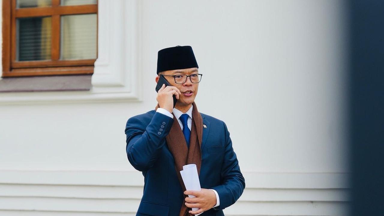 Kumpulan Foto Menlu Berdarah Kopassus Berpose Serius Sedang Telepon Orang-orang Penting