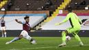 Bek Aston Villa, Tyrone Mings, berusaha mencetak gol ke gawang Fulham pada laga lanjutan Liga Inggris di Craven Cottage, Selasa (29/9/2020) dini hari WIB. Aston Villa menang 3-0 atas Fulham. (Mike Hewitt/Pool via AP)