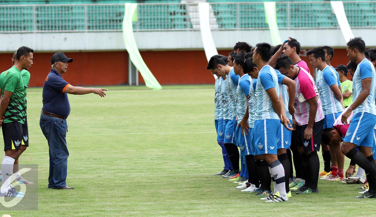 Pelatih Gresik United Hanafi (kedua kiri) memberi arahan latihan uji lapangan jelang laga Piala Presiden 2017 di Stadion Maguwoharjo, Sleman, Jumat (3/2). Gresik United akan berhadapan dengan Mitra Kukar, Sabtu (4/2). (Liputan6.com/Helmi Fithriansyah)