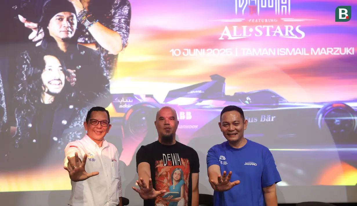 <p>Direktur Bisnis dan Operasional PT Jakarta Propertindo (Perseroda) atau Jakpro, Adi Adnyana bersama Personil Dewa 19, Ahmad Dhani, foto bersama setelah memberikan keterangan pers terkait Jakarta E-Prix 2025 di Taman Ismail Marzuki (TIM), Jakarta Pusat, Selasa (10/6/2025). Formula E dipastikan semakin meriah dengan kehadiran Dewa 19 All Stars sebagai penampil utama. (Bola.com/M Iqbal Ichsan)</p>