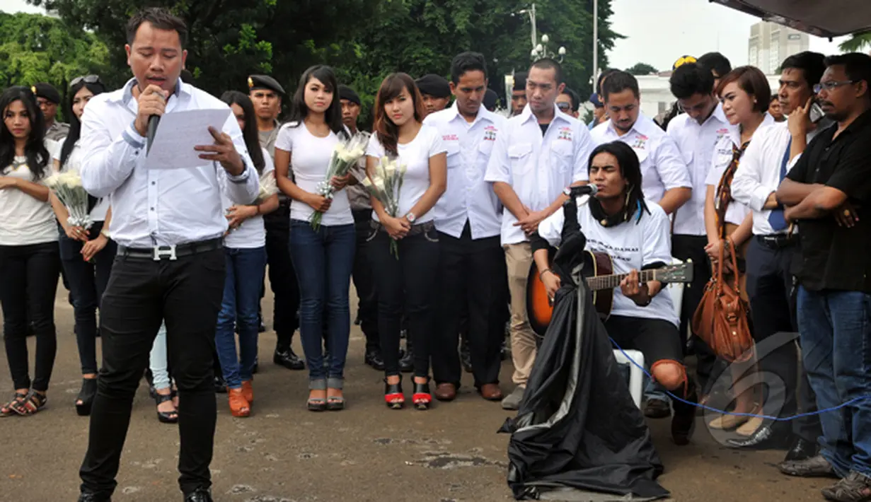 Vicky Prasetyo dan Charli saat 'Aksi Maha Damai' di depan Istana Negara terkait kasus KPK vs Polri bersama Komunitas Anak Bangsa, Jakarta, Selasa (3/2/2015). (Liputan6.com/Panji Diksana)