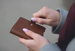 Ilustrasi dompet. (Cr: Emil Kalibradov/Pexels)