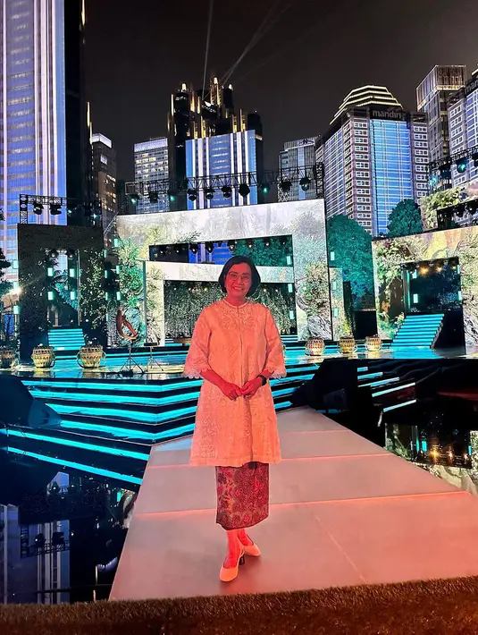 Penampilan elegan Sri Mulyani dengan tunik brokat warna putih juga tak kalah menarik digunakan saat Lebaran. [@smindrawati]