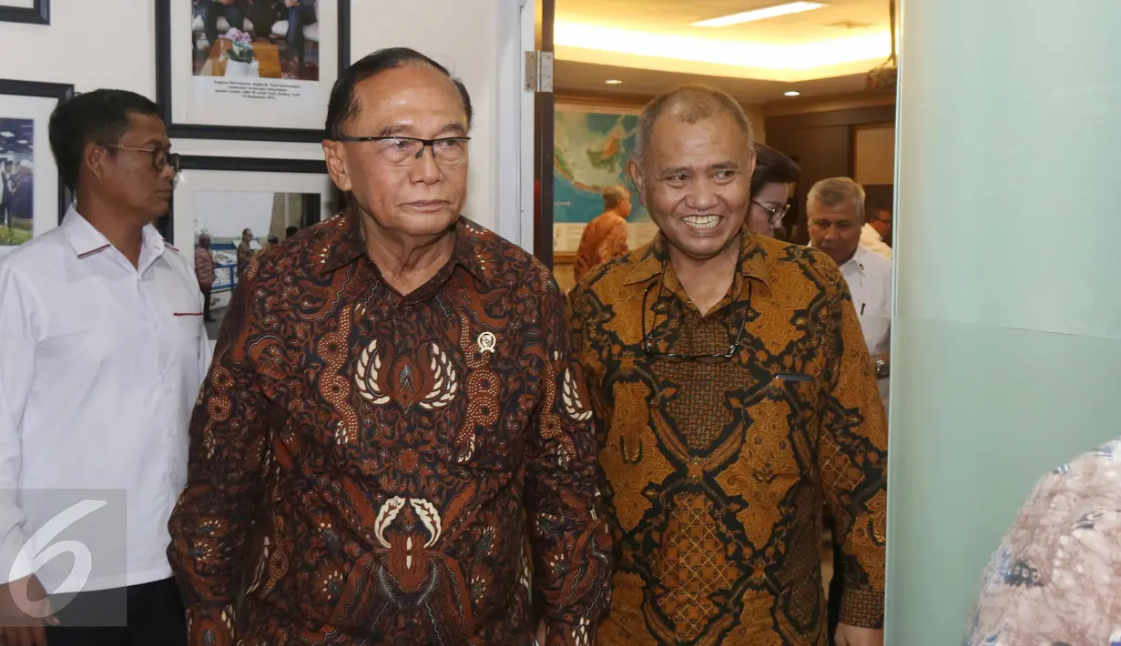 Ketua KPK Agus Rahardjo didampingi Sidarto Danusubroto saat tiba di Gedung Wantimpres, Jakarta, Senin (3/4). Dalam kesempatan itu empat pimpinanKPK bertemu dengan Dewan Pertimbangan Presiden (Wantimpres). (Liputan6.com/Angga Yuniar)