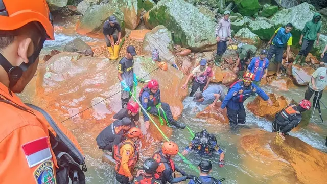 Berjibaku dengan Arus Deras, Jasad Pria yang Terjepit Batu dan Pohon di Bogor Sudah Dievakuasi