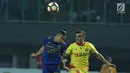 Pemain tengah Bhayangkara FC, Paulo Sergio M Goncalves (kanan) berebut bola dengan gelandang Persib, Kim Jeffrey Kurniawan dilanjutan Liga 1 di Stadion Patriot Candrabhaga, Bekasi, Minggu (4/6). Bhayangkara FC menang 2-0. (Liputan6.com/Helmi Fithriansyah)