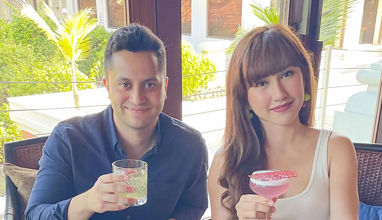 Begini momen kebersamaan pemeran Ratu Duyung dalam sinetron Princess Mermaid bersama suami. Disebut sebagai pasangan serasi Menikah pada bulan Juli 2018, sebentar lagi pasangan ini akan merayakan hari jadi pernikahaannya yang keempat. Kehidupan rumah tangganya pun semakin lengkap sejak hadirnya Baby Cesco dalam keluarga kecilnya tersebut. (Liputan6.com/IG/louiseans)