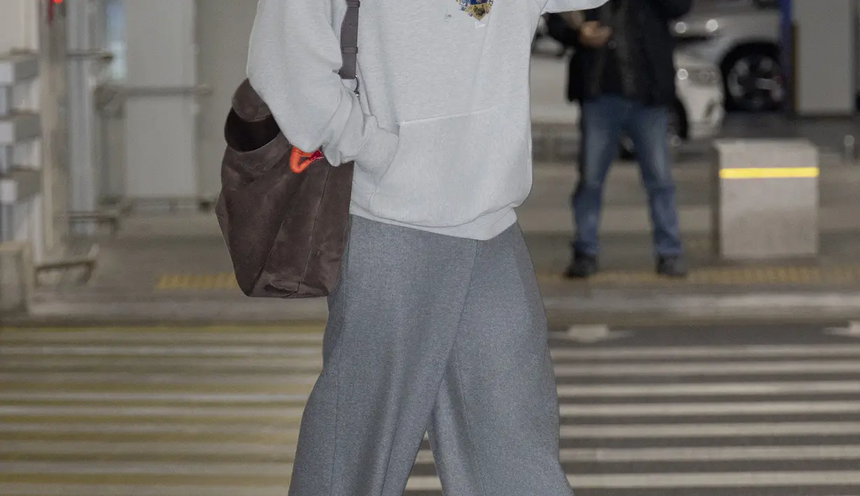 Mingyu Seventeen memadukan Dior Hoodie abu-abu dan loose pants berwarna senada [Dior]