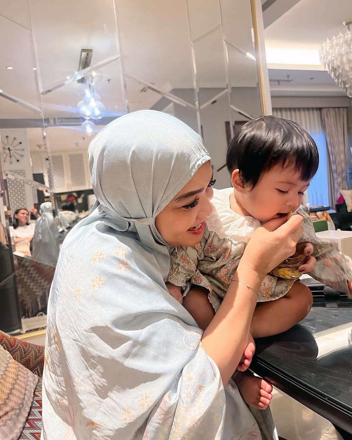 Potret Rieta Amilia Momong dan Suapi Lily, Disayang dan Siapkan Cemilan Untuk Cucu Kesayangan