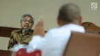 Gubernur Sulawesi Tenggara nonaktif Nur Alam (kiri) menyimak keterangan saksi dalam sidang lanjutan dugaan suap perizinan tambang nikel di Pengadilan Tipikor, Jakarta, Jumat (23/2). Sidang mendengar keterangan saksi ahli. (Liputan6.com/Helmi Fithriansyah)