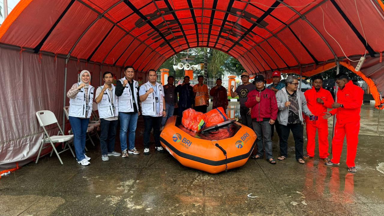 FOTO: Tanggap Bencana Banjir, BRI Peduli Bergerak Cepat Salurkan Bantuan Bagi Warga Terdampak di wilayah Padang