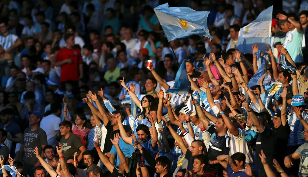 Para pendukung Timnas Argentina dalam pertandingan kualifikasi Piala Dunia 2018 di stadion Mario Kempes, Cordoba, Argentina (11/10). Pada akhir pertandingan Argentina harus menelan kekalahan 0-1 atas Paraguay. (REUTERS/Marcos Brindicci)