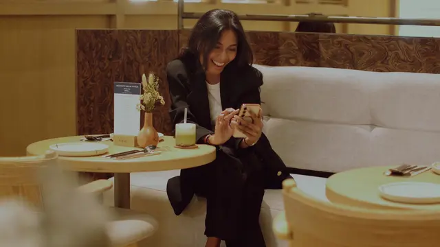 wanita februari bahagia bekerja