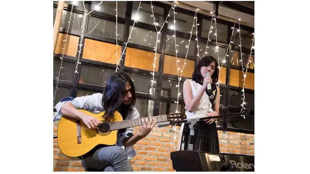 Keduanya sama-sama terjun di dunia musik, bahkan Ify dan Gerald kerap berkolaborasi.