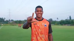 Pemain Persija Jakarta, Alan Cardoso, berpose setelah mengikuti sesi latihan di Nirwana Park, Sawangan, Depok, Jawa Barat, Kamis (31/7/2025). (Bola.com/M Iqbal Ichsan)