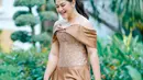 Kahiyang Ayu tampil cantik dengan off-the-shoulder dress berwarna cokelat bak Disney Princess. [Foto: Instagram/ayanggkahiyang]