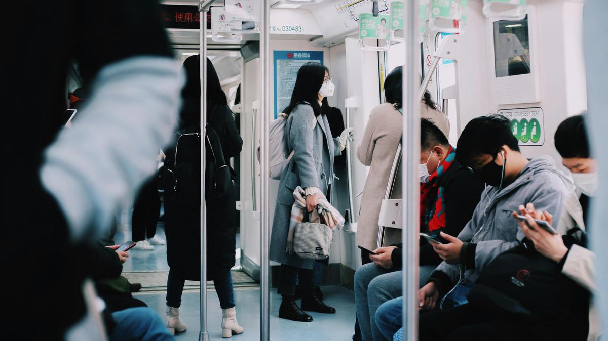 Ilustrasi Naik Kereta di Jepang
