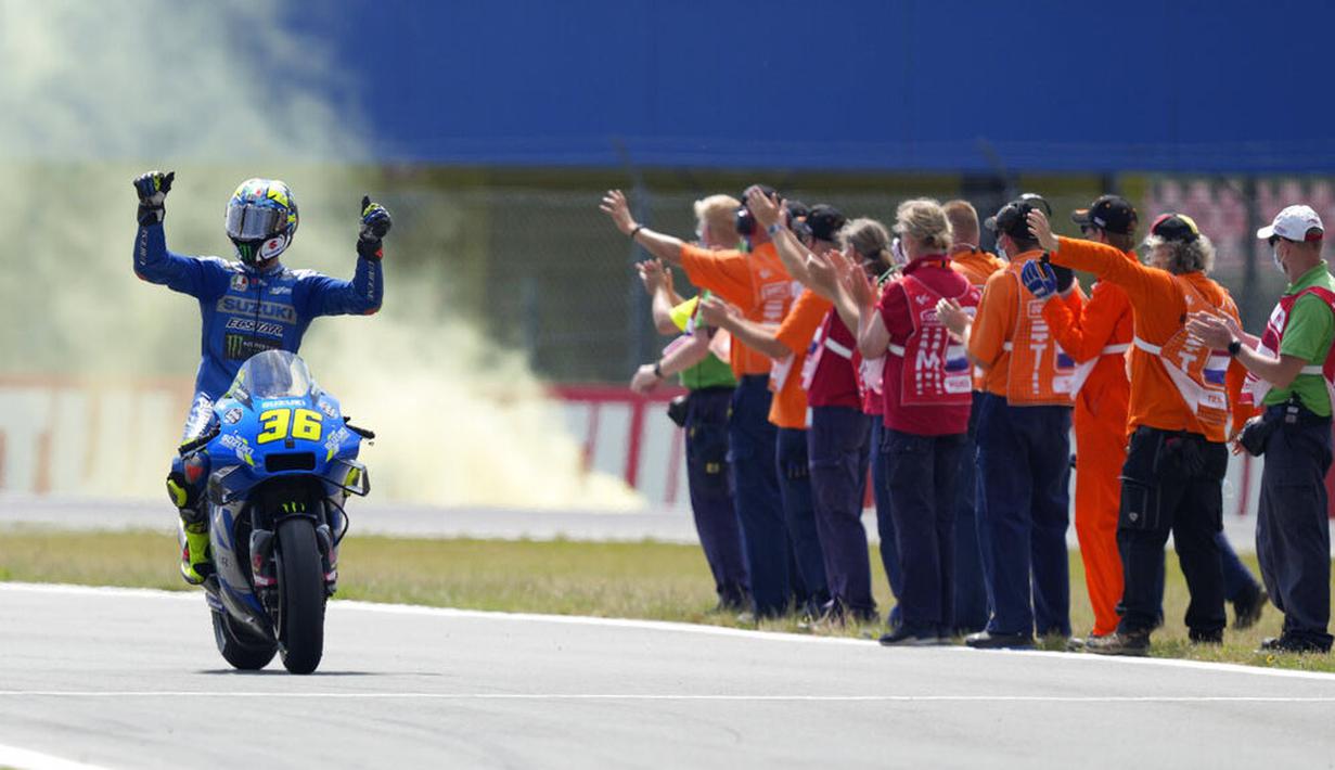 Pembalap Suzuki, Joan Mir, berhasil finis di peringkat ketiga, tertinggal hingga 5,760 detik dari Fabio Quartararo. (AP/Peter Dejong)