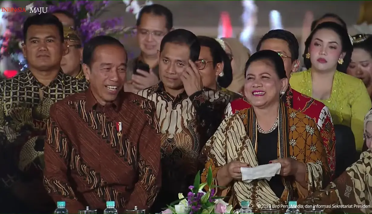 Ibu Negara Iriana setia mendampingi Presiden, elegan mengenakan busana bermotif Truntum sebagai atasan dan motif Parang sebagai bawahan. Truntum sendiri berarti tumbuh atau bersemi kembali, simbol dari cinta dan kasih sayang yang selalu ada di antara pasangan. [Foto: YouTube/Sekretariat Presiden]
