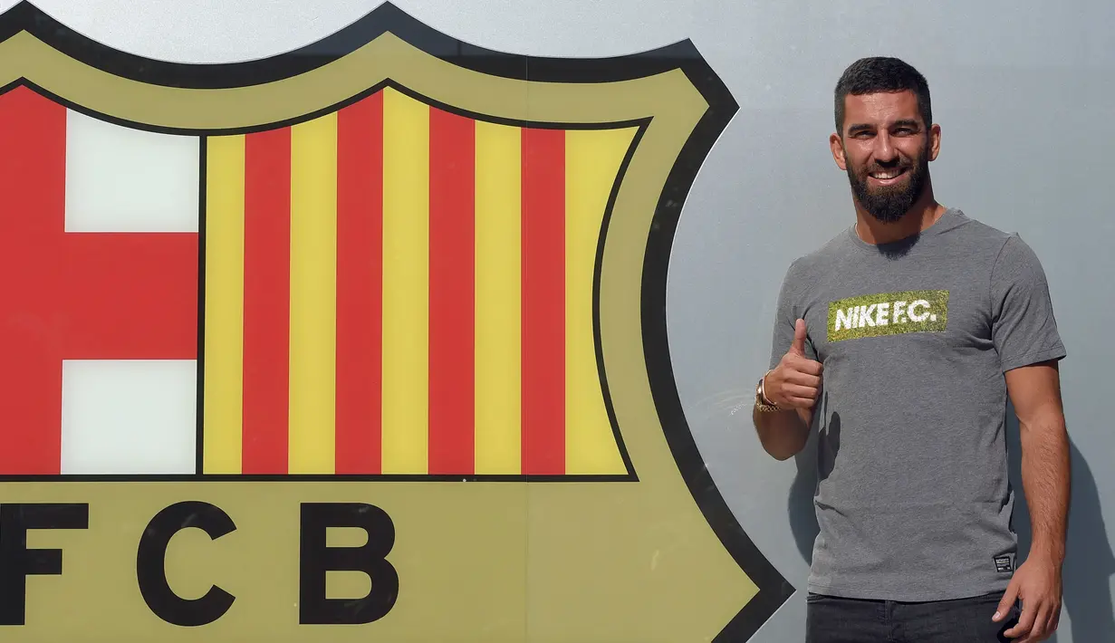 Arda Turan hanya menghabiskan tiga musim bersama Barcelona dan sempat dipinjamkan ke Istanbul Basaksehir. Namun, dia akhirnya dilepas secara gratis ke Galatasaray setelah kontraknya habis. (Foto: AFP/Lluis Gene)