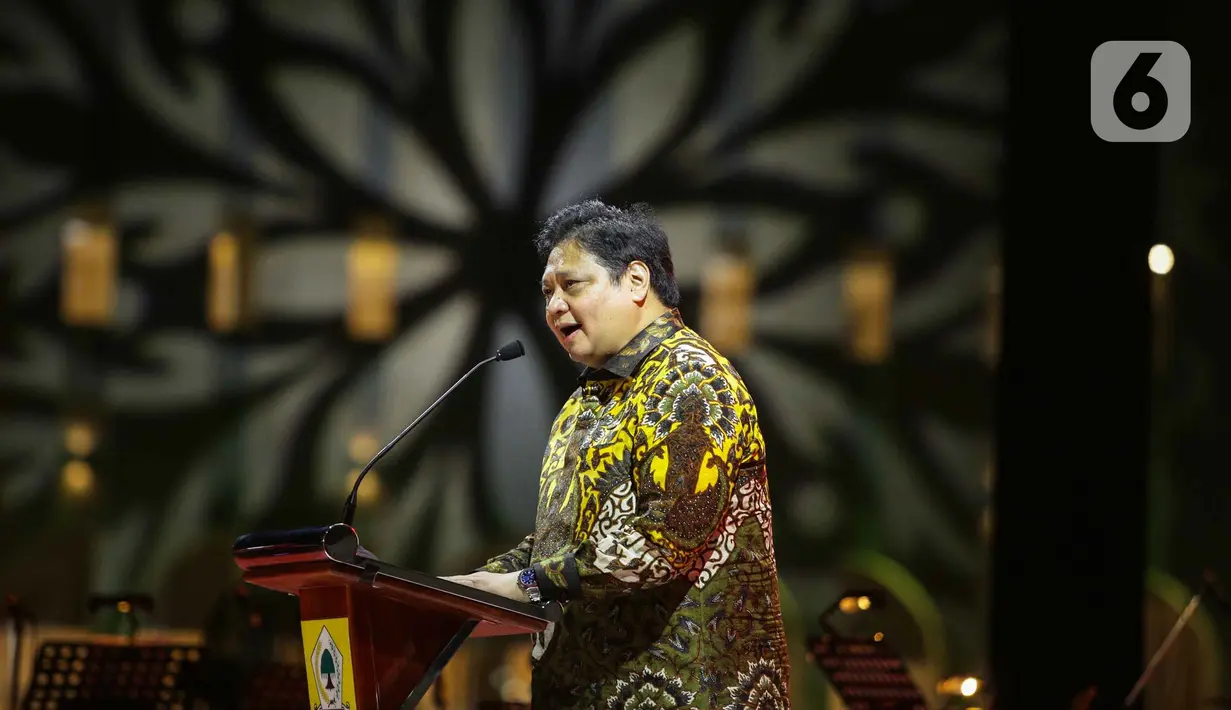 Ketua Umum Partai Golkar Airlangga Hartarto memberikan sambutan serta pidato politik dalam acara HUT Partai Golkar di Kantor DPP Golkar, Jakarta, Sabtu (23/10/2021). (Liputan6.com/Faizal Fanani)