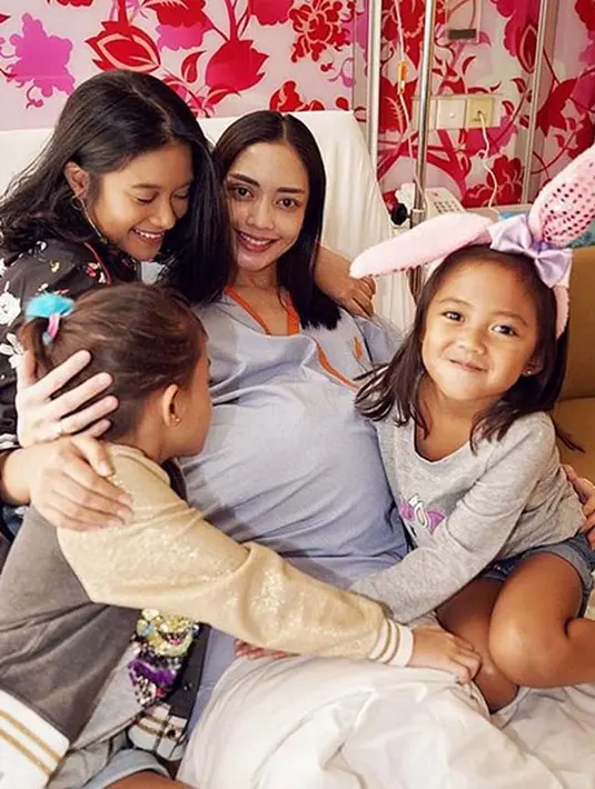 Di sisi lain, Aldi pun bersyukur lantaran tidak ada masalah dalam proses kelahiran anak laki-laki yang sudah dinantinya sejak lama itu. Bayi mungil Aldi dan Ririn lahir dengan berat 3,3 Kg dan panjang 48 cm. (Instagram/aldi4bragi)